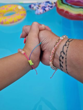 Stejné korálky 💞 stejné pouto Maminka & dcera aneb dva náramky, které připomínají, že největší ozdobou je láska, která nás...