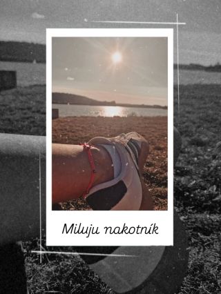 ☀️ Léto ještě nekončí! A nakotník nemusí být jen plážová záležitost. Skvěle vynikne také v teniskách a doplní váš outfit...