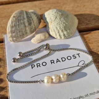 Řetízkový náramek s říčními perlami 📌Tři perly spojené v jednoduchém řetízku z nerezové oceli, který vydrží každodenní...
